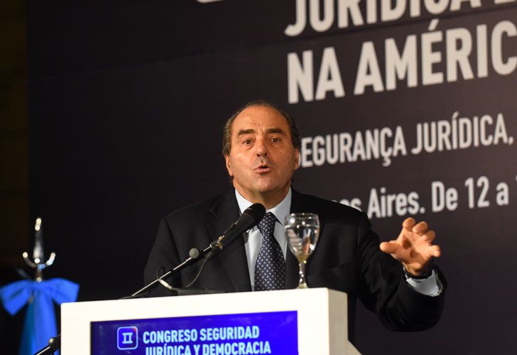 Debate. Antonio Di Pietro y Jorge Fontevecchia, en Buenos Aires, mientras que el juez del Lava Jato, Sergio Moro, participó a través de una teleconferencia desde Curitiba.