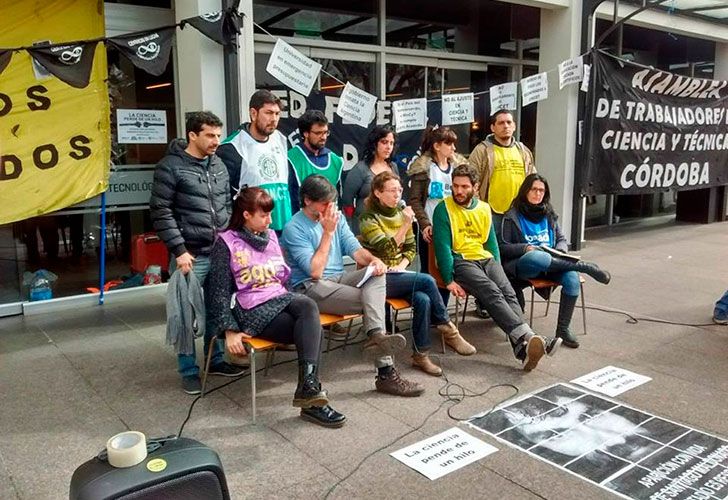 y aplicar información. Eso reclamo. Desde el martes los becarios mantienen tomada la sede del Ministerio y realizan asambleas para debatir su situación.