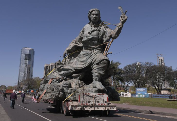 Trasladan la estatua de Juana Azurduy, desde el Parque Colón ubicado detrás de Casa Rosada, hasta el Centro Cultural Kirchner. 