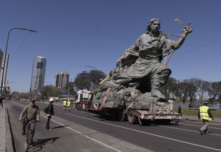 Trasladan la estatua de Juana Azurduy, desde el Parque Colón ubicado detrás de Casa Rosada, hasta el Centro Cultural Kirchner. 