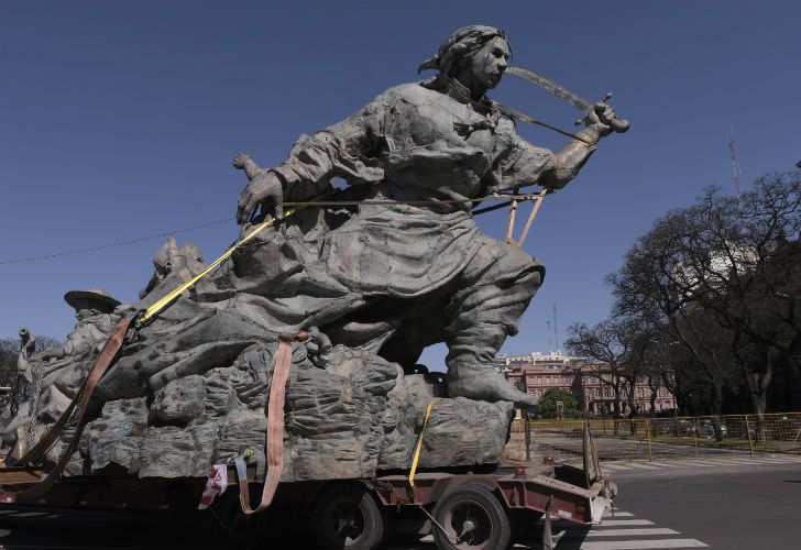 Trasladan la estatua de Juana Azurduy, desde el Parque Colón ubicado detrás de Casa Rosada, hasta el Centro Cultural Kirchner. 