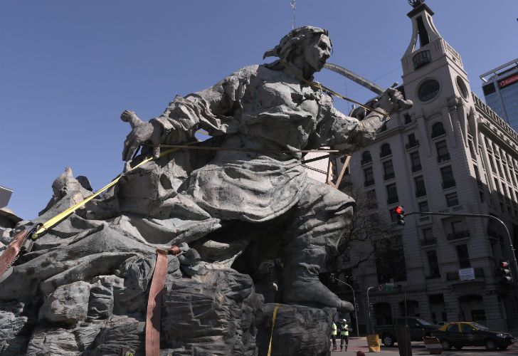 Trasladan la estatua de Juana Azurduy, desde el Parque Colón ubicado detrás de Casa Rosada, hasta el Centro Cultural Kirchner. 