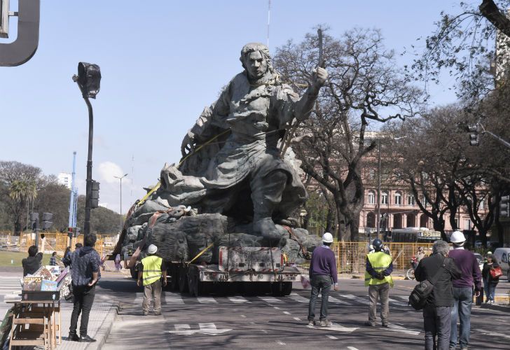 Trasladan la estatua de Juana Azurduy, desde el Parque Colón ubicado detrás de Casa Rosada, hasta el Centro Cultural Kirchner. 