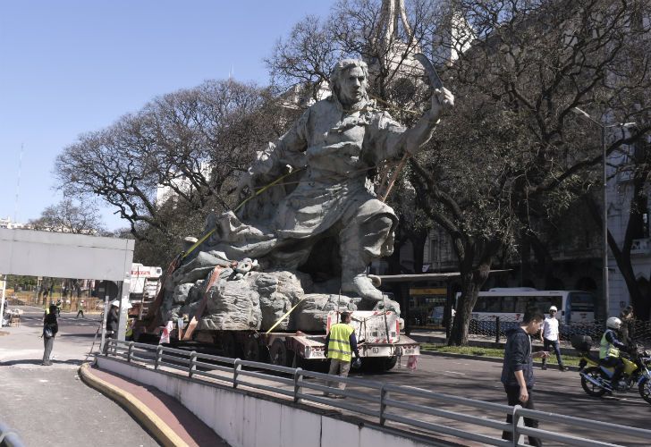 Trasladan la estatua de Juana Azurduy, desde el Parque Colón ubicado detrás de Casa Rosada, hasta el Centro Cultural Kirchner. 