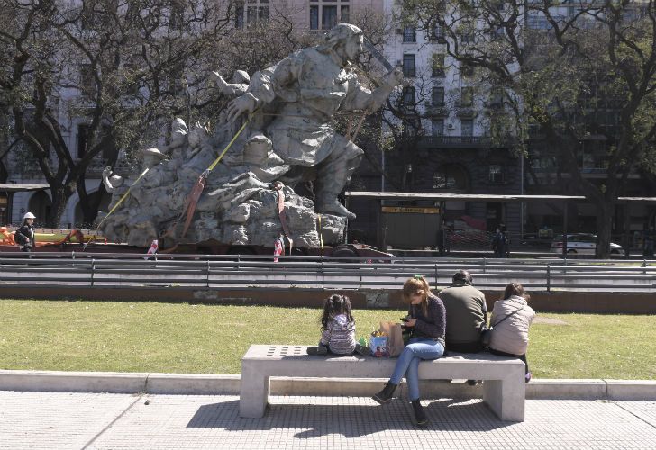 Trasladan la estatua de Juana Azurduy, desde el Parque Colón ubicado detrás de Casa Rosada, hasta el Centro Cultural Kirchner. 