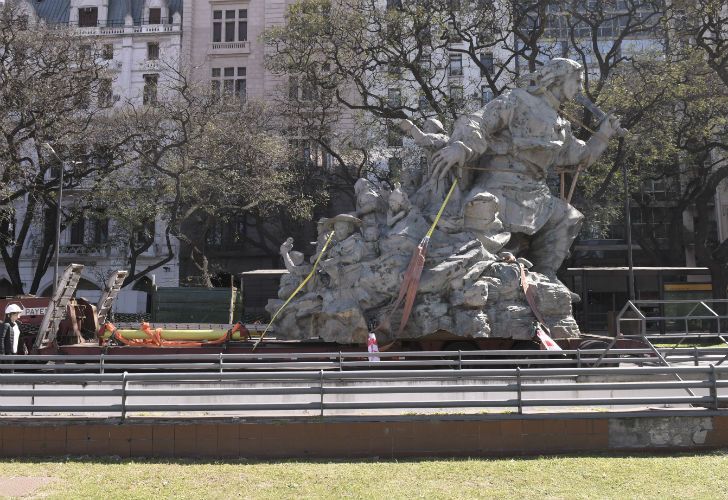 Trasladan la estatua de Juana Azurduy, desde el Parque Colón ubicado detrás de Casa Rosada, hasta el Centro Cultural Kirchner. 