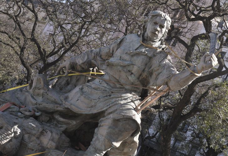 Trasladan la estatua de Juana Azurduy, desde el Parque Colón ubicado detrás de Casa Rosada, hasta el Centro Cultural Kirchner. 