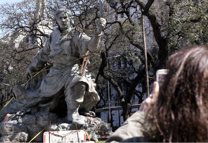 Trasladan la estatua de Juana Azurduy, desde el Parque Colón ubicado detrás de Casa Rosada, hasta el Centro Cultural Kirchner. 