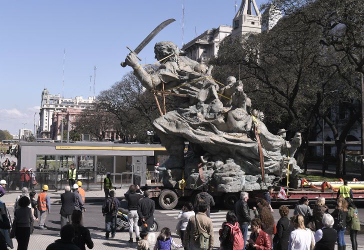 Trasladan la estatua de Juana Azurduy, desde el Parque Colón ubicado detrás de Casa Rosada, hasta el Centro Cultural Kirchner. 