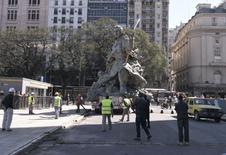 Trasladan la estatua de Juana Azurduy, desde el Parque Colón ubicado detrás de Casa Rosada, hasta el Centro Cultural Kirchner. 