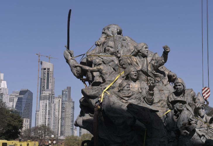 Trasladan la estatua de Juana Azurduy, desde el Parque Colón ubicado detrás de Casa Rosada, hasta el Centro Cultural Kirchner. 