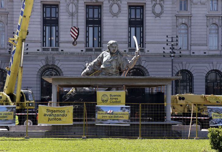 Trasladan la estatua de Juana Azurduy, desde el Parque Colón ubicado detrás de Casa Rosada, hasta el Centro Cultural Kirchner. 