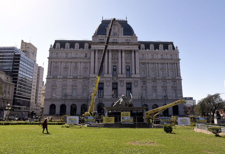 Trasladan la estatua de Juana Azurduy, desde el Parque Colón ubicado detrás de Casa Rosada, hasta el Centro Cultural Kirchner. 