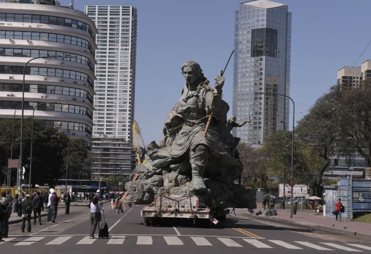 Trasladan la estatua de Juana Azurduy, desde el Parque Colón ubicado detrás de Casa Rosada, hasta el Centro Cultural Kirchner. 