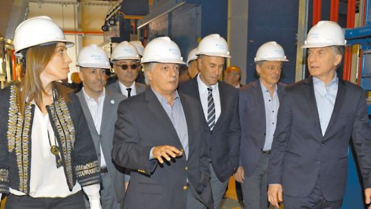 El casco puesto. Vidal, Aranguren, Mindlin y Macri, en una reciente inauguración. Esperan que los próximos dos años la economía del país vecino juegue a favor.