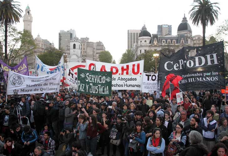 Agrupaciones políticas y organismos de derechos humanos marcharon por Jorge Julio López y reclamaron por Santiago Maldonado.