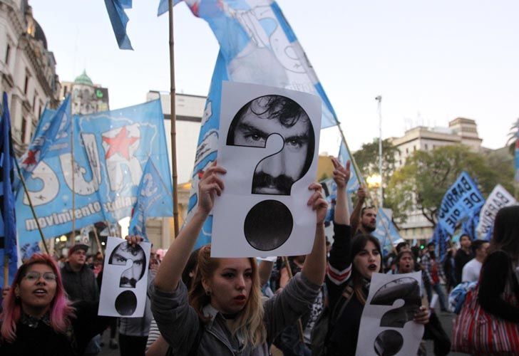 Agrupaciones políticas y organismos de derechos humanos marcharon por Jorge Julio López y reclamaron por Santiago Maldonado.