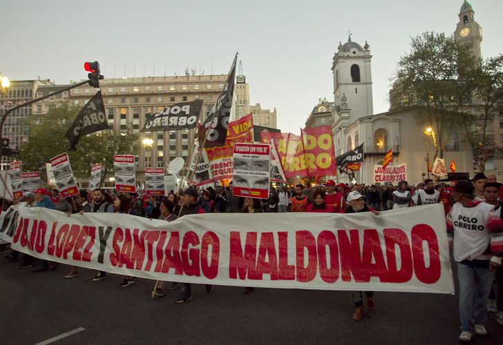 Agrupaciones políticas y organismos de derechos humanos marcharon por Jorge Julio López y reclamaron por Santiago Maldonado.