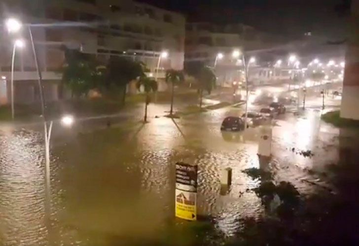 El huracán golpea ya el archipiélago francés de Guadalupe, en particular el sur, donde las autoridades han pedido a la población que permanezca confinada. 