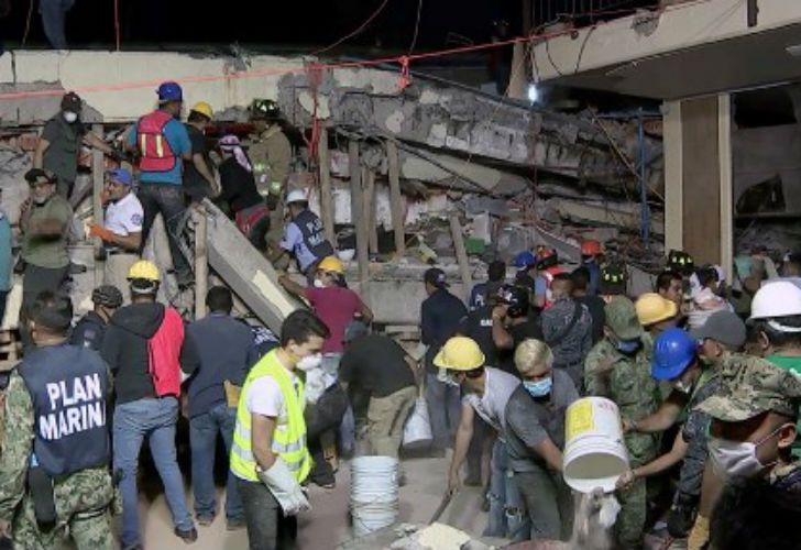 Los rescatistas trabajando en el Colegio Enrique Rebsamen.