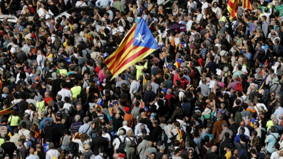 Miles de catalanes salieron a la calle para manifestarse.