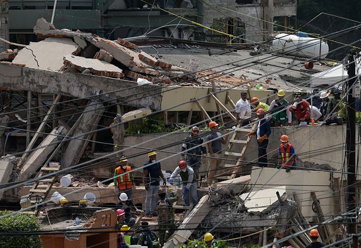 Los rescatistas trabajando en el Colegio Enrique Rebsamen.