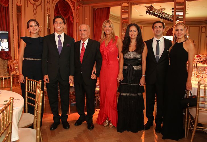 Pilar González Fabrizzi, Alejandro Bulgheroni Hijo, Alejandro y Bettina Bulgheroni, María José Diego y Clara Berisso en la Gala de la Fundación Educando