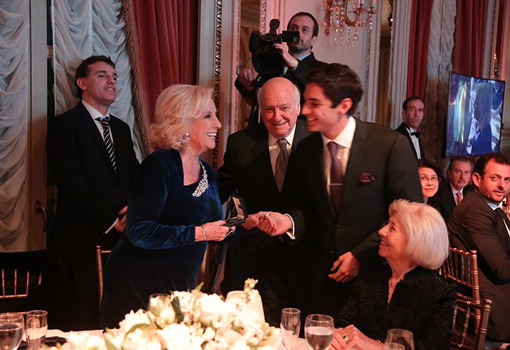 Mirtha Legrand recibe premio que le entrega Alejandro Bulgheroni hijo en la Gala de la Fundación Educando