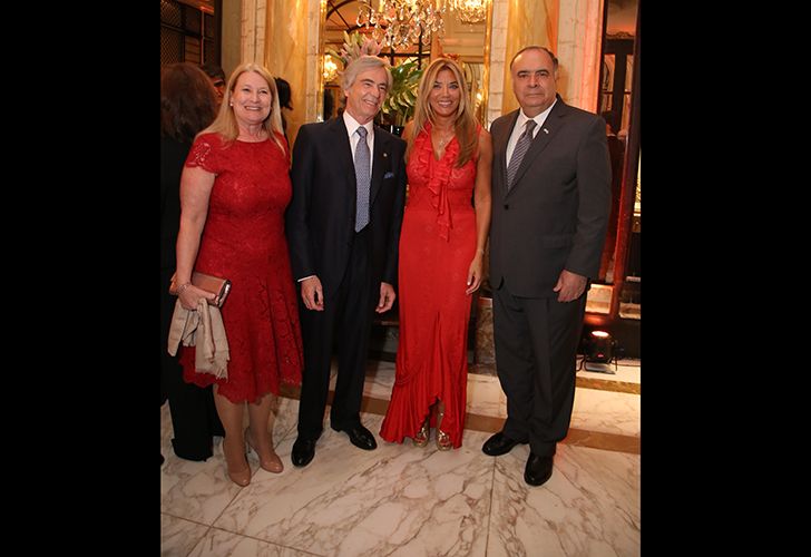 María y Charlie Blaquier, Bettina Bulgheroni y Héctor Lescano Fraschini, embajador de Uruguay, en la Gala de la Fundación Educando