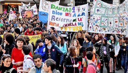 Consignas. En la protesta de ayer, padres y docentes acompañaron a los estudiantes.