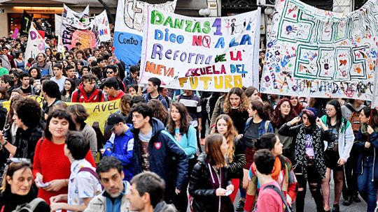 Consignas. En la protesta de ayer, padres y docentes acompañaron a los estudiantes.