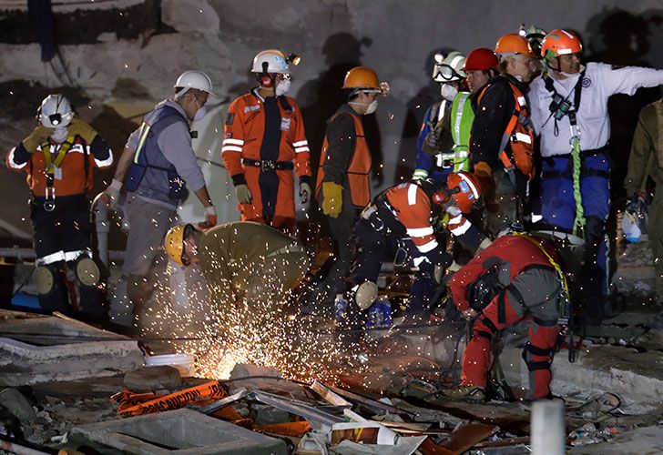 El temblor se produjo mientras se producían tareas de rescate del sismo anterior.