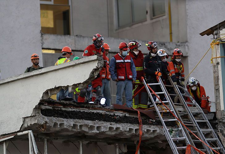 El temblor se produjo mientras se producían tareas de rescate del sismo anterior.