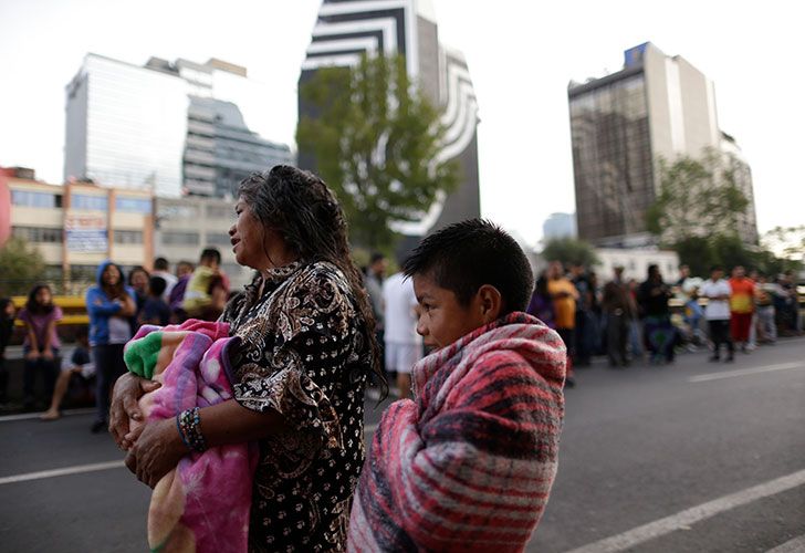 El temblor se produjo mientras se producían tareas de rescate del sismo anterior.