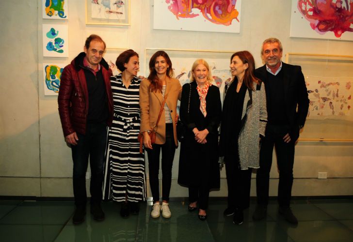 JUNTOS. Alejandro, Leila, Juliana, Pomi, Zoraida y Daniel en la "foto oficial" de los Awada en Constelaciones, la expo de Leila y Roberta Pesci.