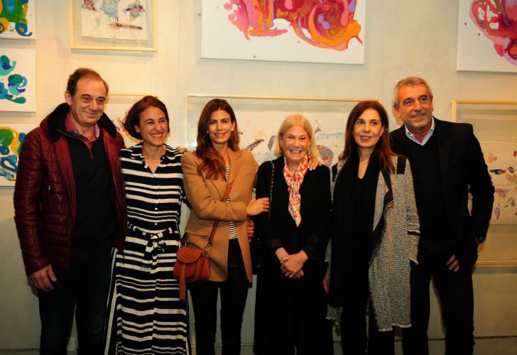 JUNTOS. Alejandro, Leila, Juliana, Pomi, Zoraida y Daniel en la "foto oficial" de los Awada en Constelaciones, la expo de Leila y Roberta Pesci.