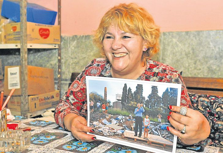 Recuerdo. Asunción Carballo con la foto de su hija y Macri.