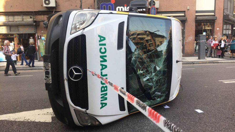 Una ambulancia chocó a un automóvil en Entre Ríos y Moreno