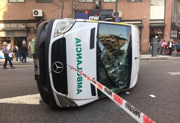 Una ambulancia chocó con un automóvil en la esquina de Entre Ríos y Moreno