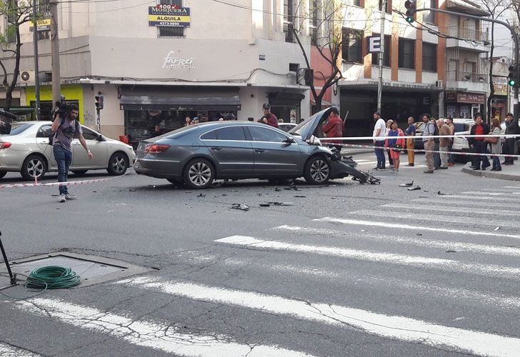 Una ambulancia chocó con un automóvil en la esquina de Entre Ríos y Moreno