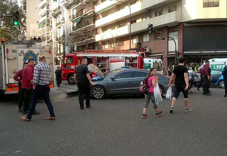 Una ambulancia chocó con un automóvil en la esquina de Entre Ríos y Moreno