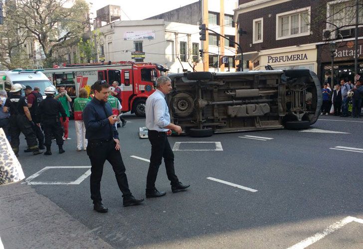 Una ambulancia chocó con un automóvil en la esquina de Entre Ríos y Moreno