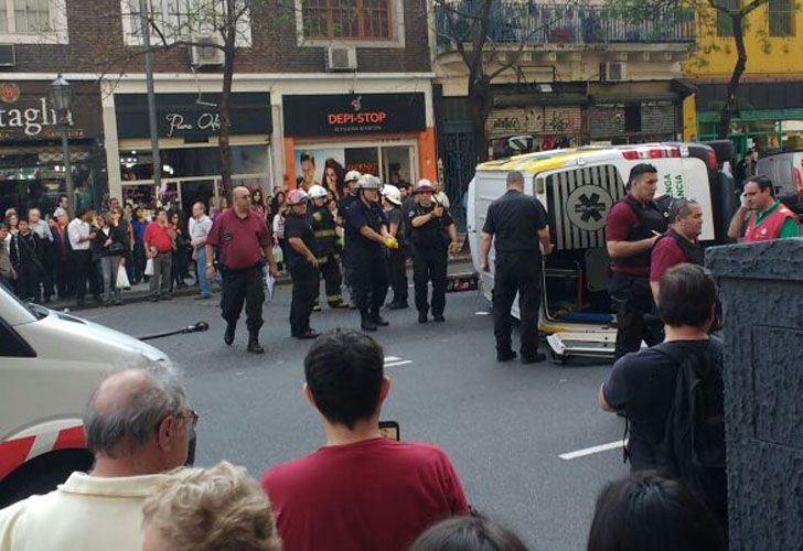 Una ambulancia chocó con un automóvil en la esquina de Entre Ríos y Moreno