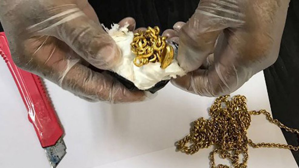 La policía sacó siete pequeños lingotes de oro y seis cadenas