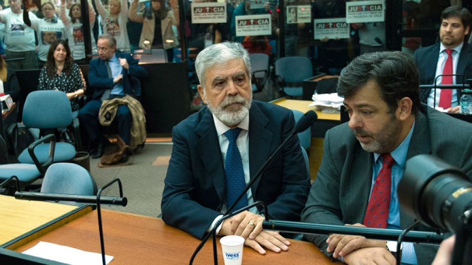 Julio De Vido, sentado en el banquillo de los acusados.