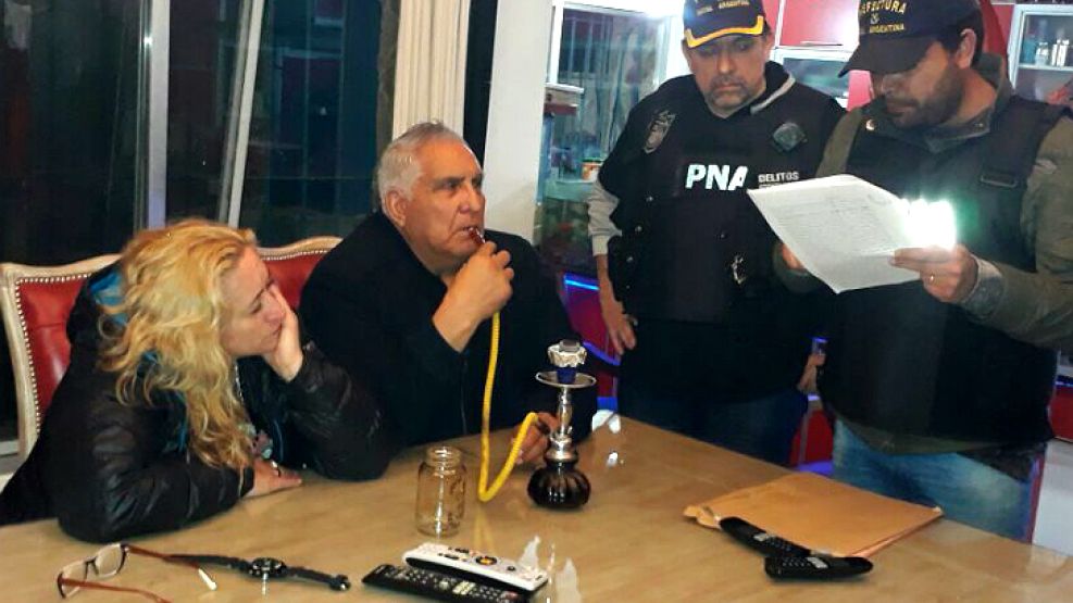 El sindicalista de la UOCRA Juan Pablo Medina fuma narguile al momento de su detención.