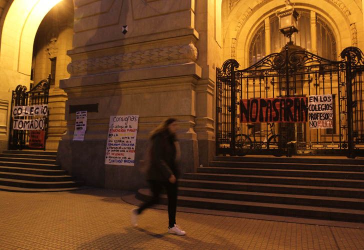 La fachada del Colegio Nacional de Buenos Aires durante la última toma