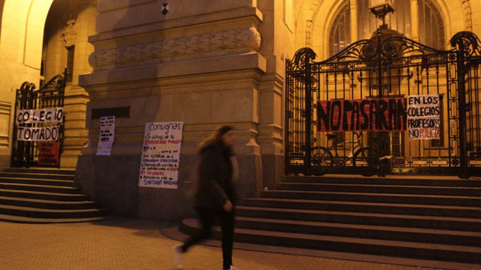 La fachada del Colegio Nacional de Buenos Aires durante la última toma