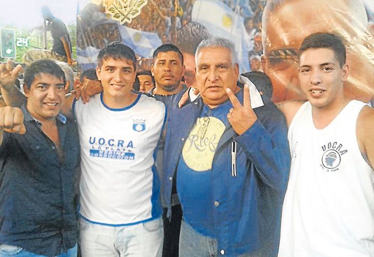 En familia. Medina junto a Cristian, alias Puli, su hijo mayor (de camisa azul) reinaban hasta esta semana en la Uocra de La Plata. La familia sindical está detenida.