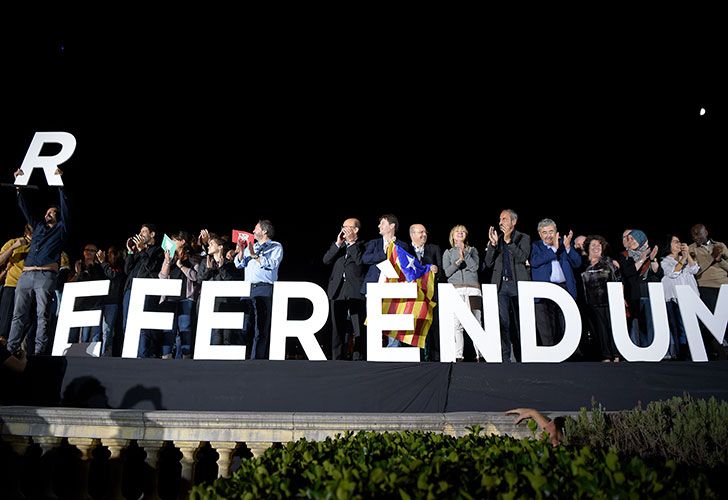 La propuesta para separarse de España provoca fuertes debates en ámbitos cotidianos. Los sondeos anticipan un final abierto. Testimonios de la crispación por el secesionismo